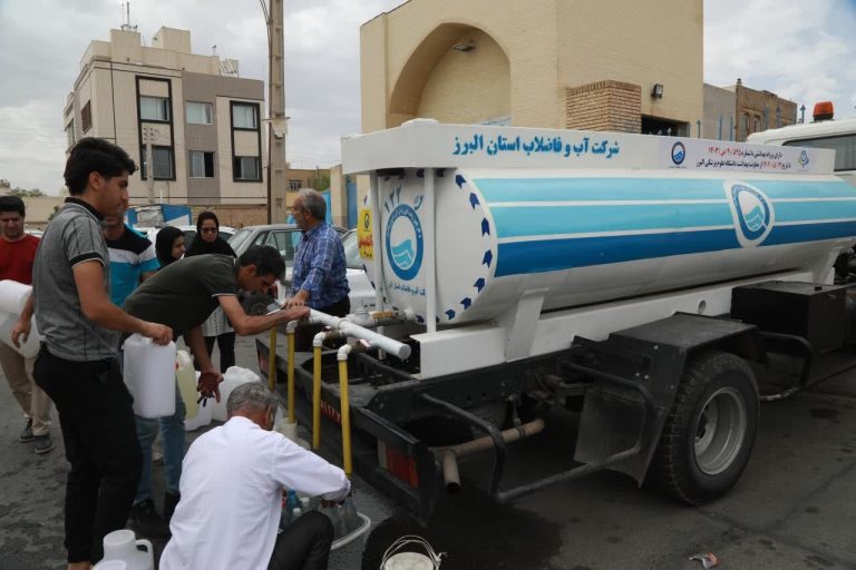 اعزام ۲۴ تانکر آبرسانی و ۱۳۰ هزار بطری آب معدنی به یزد