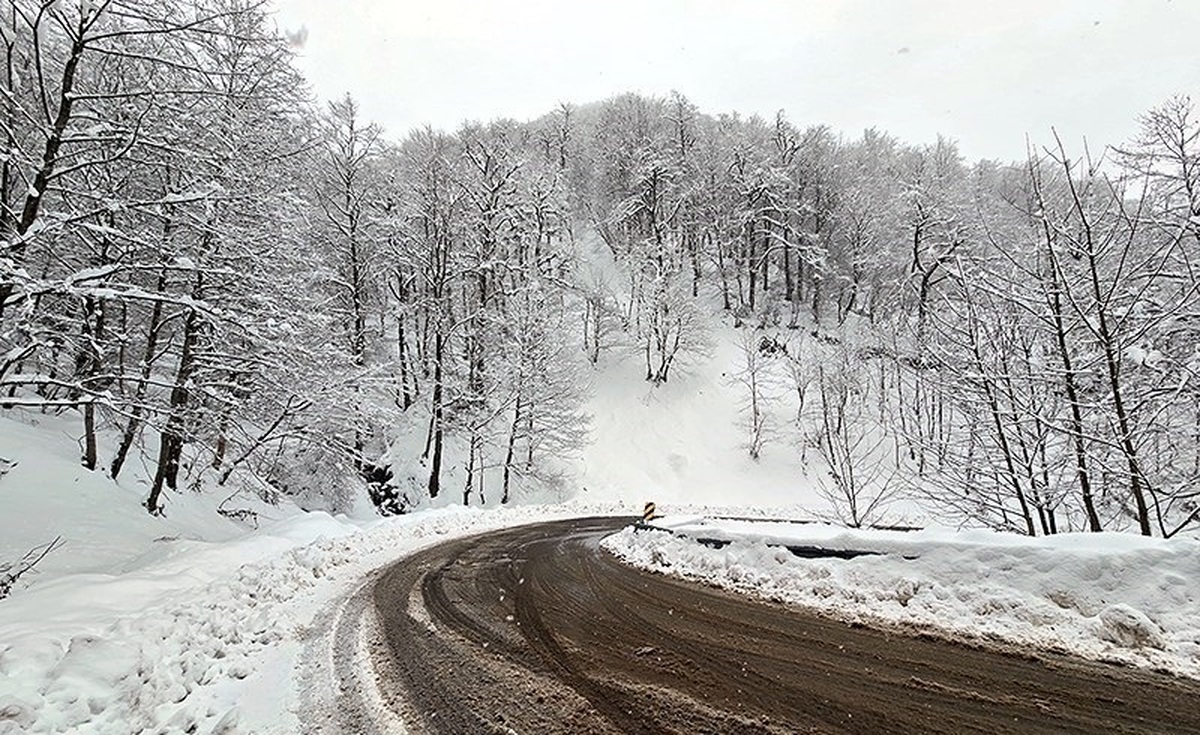 بارش ۲۵ سانتی متر برف در جاده‌های کوهستانی گیلان / تمامی جاده‌های استان باز است