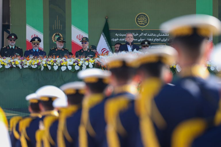 ارتش خواب دشمنان را آشفته کرد / مردم و ارتش در کنار هم ایستادهاند