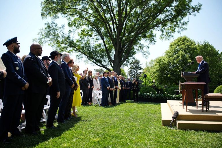 ترامپ: هر کشوری از ایران نفت بخرد حق تجارت با آمریکا را ندارد