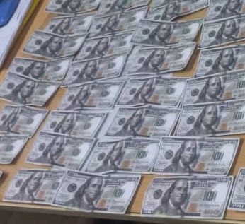 دستگیری جاعل حرفه‌ای اسکناس‌های تقلبی در سیاهکل؛ کشف ۵۰ قطعه اسکناس ۱۰۰ دلاری