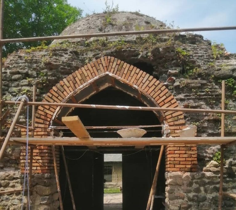 مرمت «تی تی کاروانسرای سیاهکل» آغاز شد / رطوبت به بنا آسیب زده است