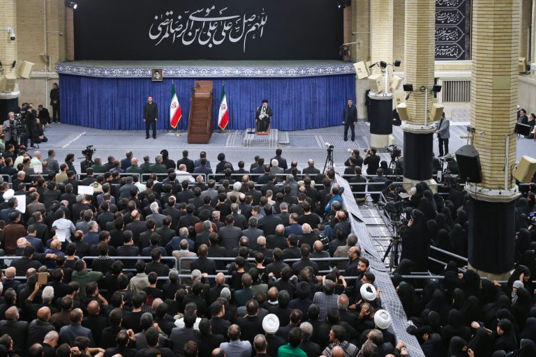 باید از خدمتگزاران کشور بویژه رئیس جمهور پرکار و پرتلاش حمایت شود