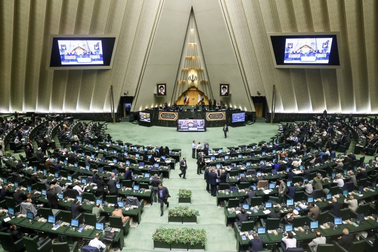 ساعات کار کارکنان ۴۴ ساعت تعیین شد / ارجاع دوباره اصلاح تعطیلی پنجشنبهها به کمیسیون